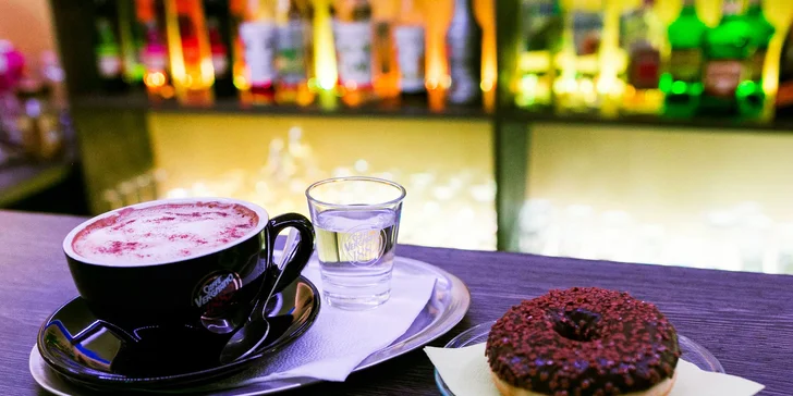 Espresso, Caffé Latte alebo Cappuccino a čokoládová šiška v Peoples