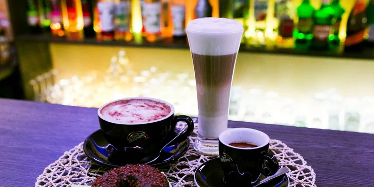 Espresso, Caffé Latte alebo Cappuccino a čokoládová šiška v Peoples