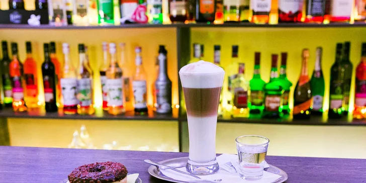 Espresso, Caffé Latte alebo Cappuccino a čokoládová šiška v Peoples
