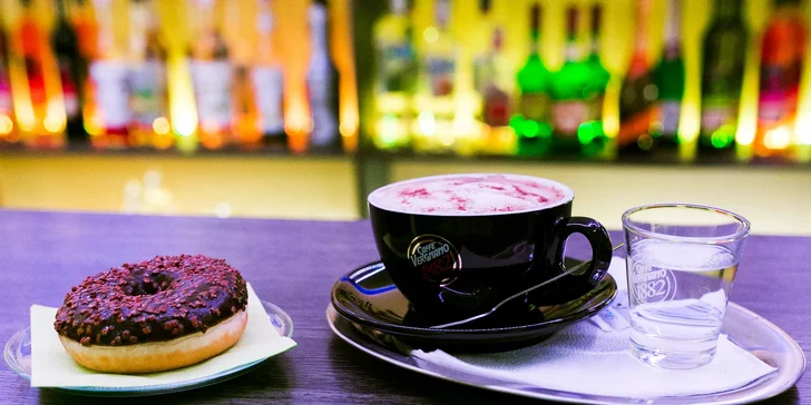 Espresso, Caffé Latte alebo Cappuccino a čokoládová šiška v Peoples