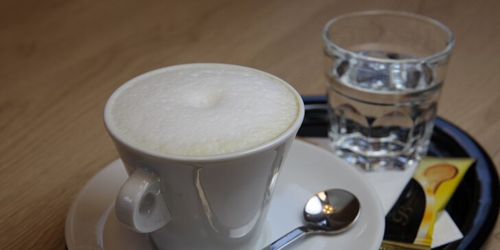 Espresso alebo cappuccino so zákuskom Torta Foresta Nera vo FaxCafé