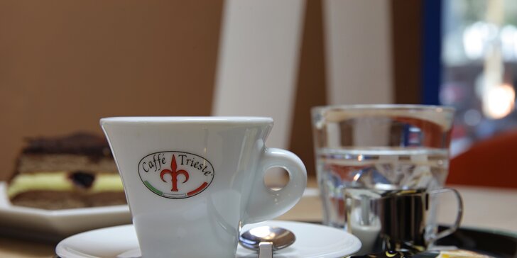 Espresso alebo cappuccino so zákuskom Torta Foresta Nera vo FaxCafé