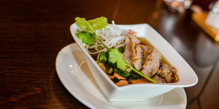 Vietnamské menu s kačacou polievkou a kuracou pochúťkou v Bamboo