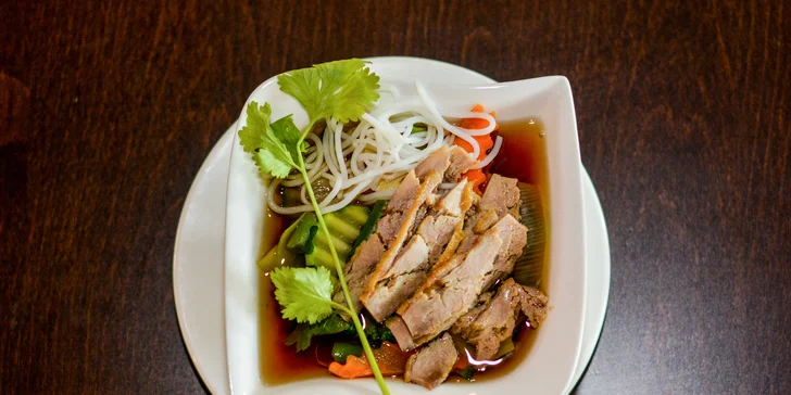 Vietnamské menu s kačacou polievkou a kuracou pochúťkou v Bamboo