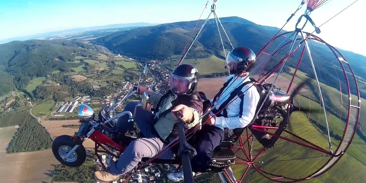 Motorový paragliding – tandemový let ponad Trenčiansky hrad