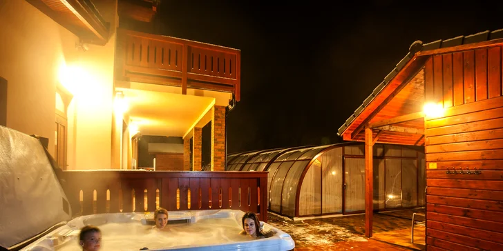 Dovolenka pri Bešeňovej v obľúbenom penzióne Motýľ*** s vyhrievaným bazénom, wellness, aktivitami a zvýhodnením pre dieťa do 12 rokov!