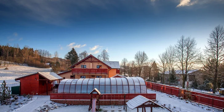 Wellness pobyt neďaleko Bešeňovej so saunami, jacuzzi a vyhrievaným bazénom a aktivitami pre deti