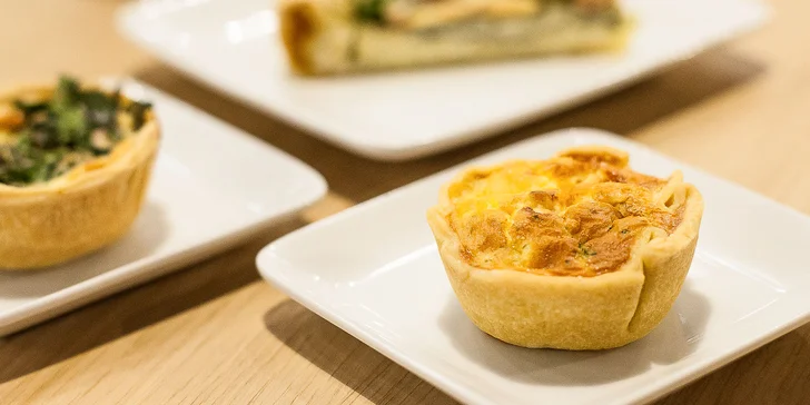 Francúzsky slaný koláč quiche aj s pohárom vína