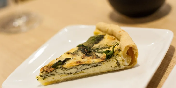 Francúzsky slaný koláč quiche aj s pohárom vína
