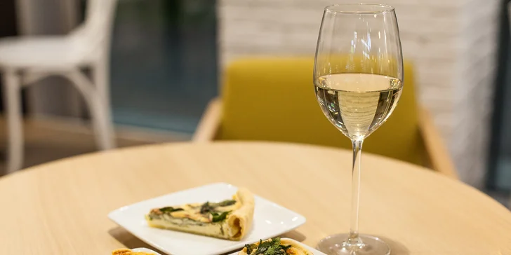 Francúzsky slaný koláč quiche aj s pohárom vína