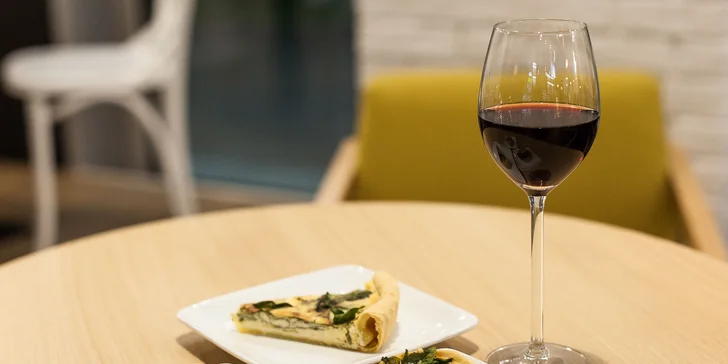 Francúzsky slaný koláč quiche aj s pohárom vína