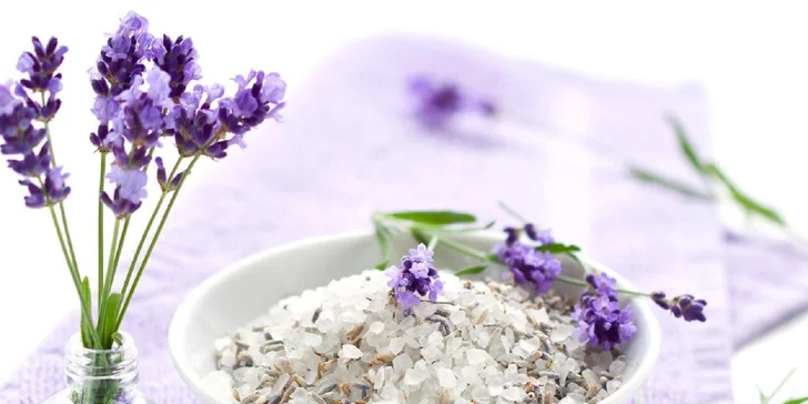 Aromaticky olejový masážný balík: 80-minútová celotelová antistresová a relaxačná masáž s peelingom