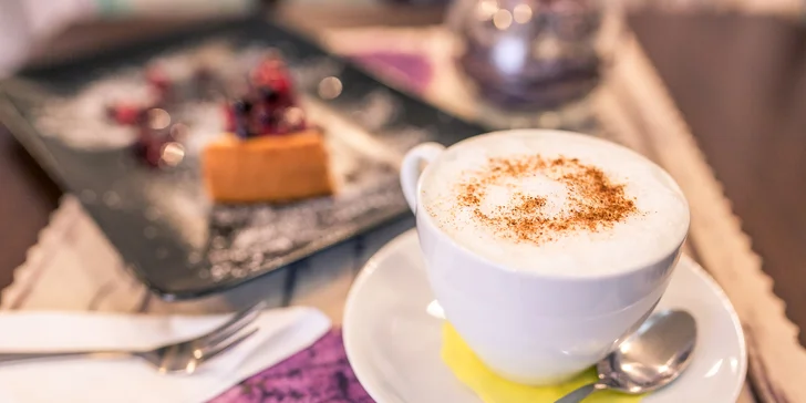 Cheesecake alebo špaldový koláčik s espressom alebo cappuccinom