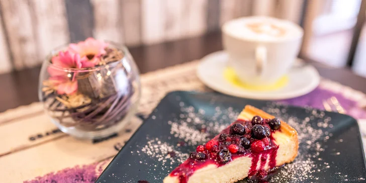 Cheesecake alebo špaldový koláčik s espressom alebo cappuccinom