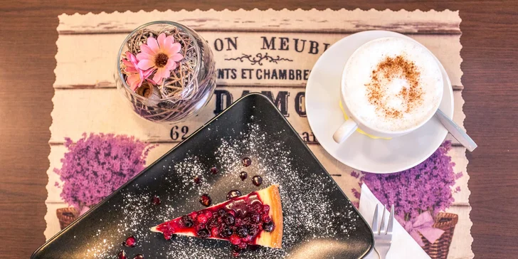 Cheesecake alebo špaldový koláčik s espressom alebo cappuccinom
