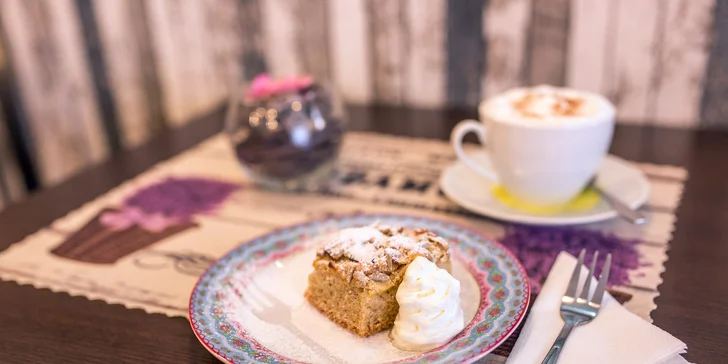 Cheesecake alebo špaldový koláčik s espressom alebo cappuccinom