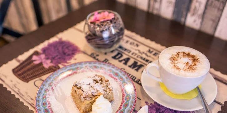 Cheesecake alebo špaldový koláčik s espressom alebo cappuccinom