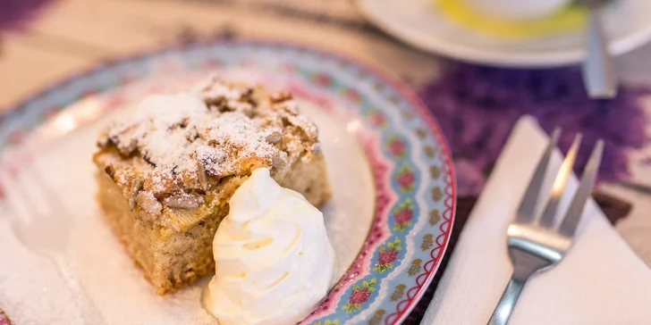 Cheesecake alebo špaldový koláčik s espressom alebo cappuccinom
