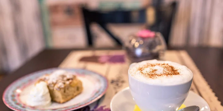 Cheesecake alebo špaldový koláčik s espressom alebo cappuccinom