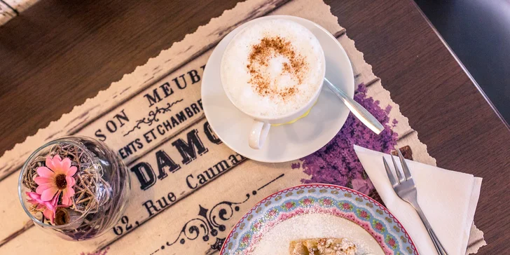 Cheesecake alebo špaldový koláčik s espressom alebo cappuccinom