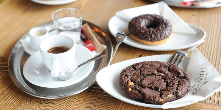Káva alebo čaj s chutným domácim donutom, croissantom alebo cookie