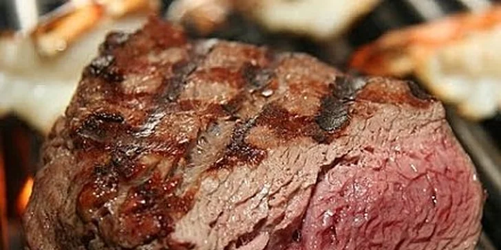 5,99 eur za hovädzí steak z pravej sviečkovej s omáčkou na zelenom korení, opekanými zemiakmi a čerstvým šalátom! Mňam papaníčko v Reštaurácii Hotela Múza, so zľavou 56 % !