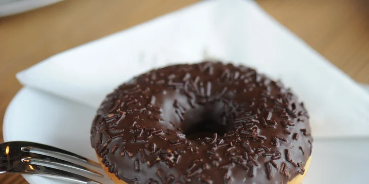 Káva alebo čaj s chutným domácim donutom, croissantom alebo cookie