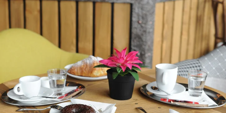 Káva alebo čaj s chutným domácim donutom, croissantom alebo cookie