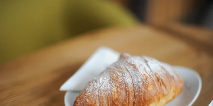 Káva alebo čaj s chutným domácim donutom, croissantom alebo cookie