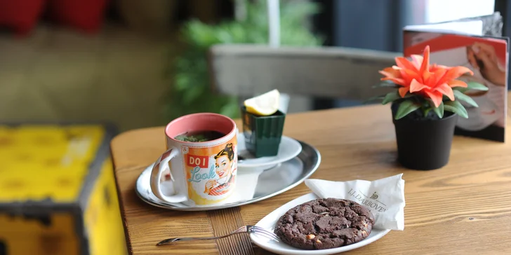 Káva alebo čaj s chutným domácim donutom, croissantom alebo cookie