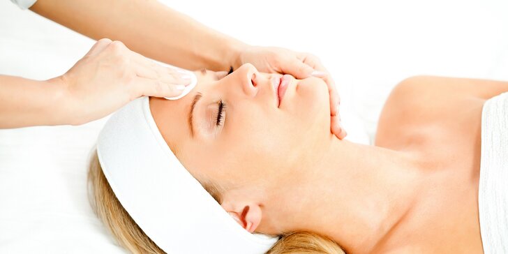 Klasická masáž tváre a dekoltu alebo špeciálna výživná masáž pleti s peelingom a maskou