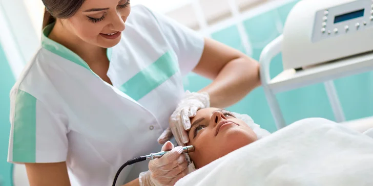 Ošetrenie pleti s mikrodermabráziou vrátane masáže tváre, krku a dekoltu