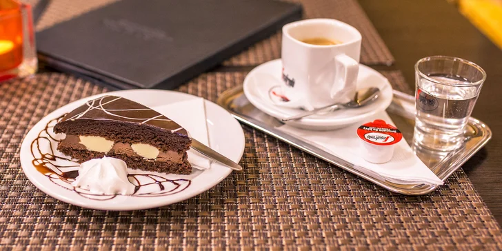 Taliansky zákusok z belgickej čokolády a espresso so smotanou