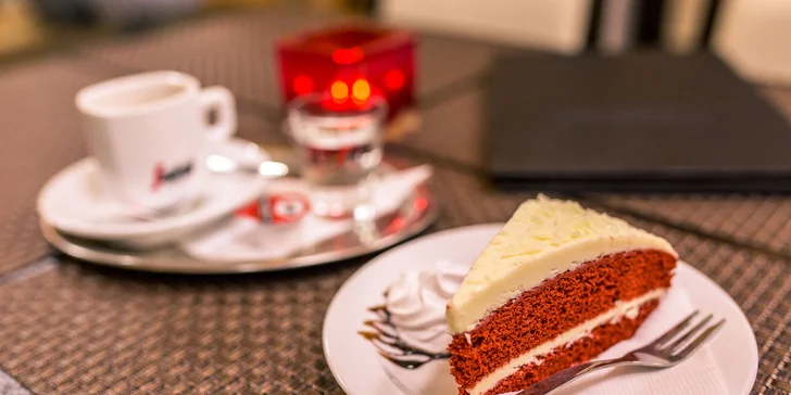 Taliansky zákusok z belgickej čokolády a espresso so smotanou