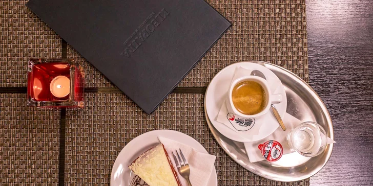 Taliansky zákusok z belgickej čokolády a espresso so smotanou