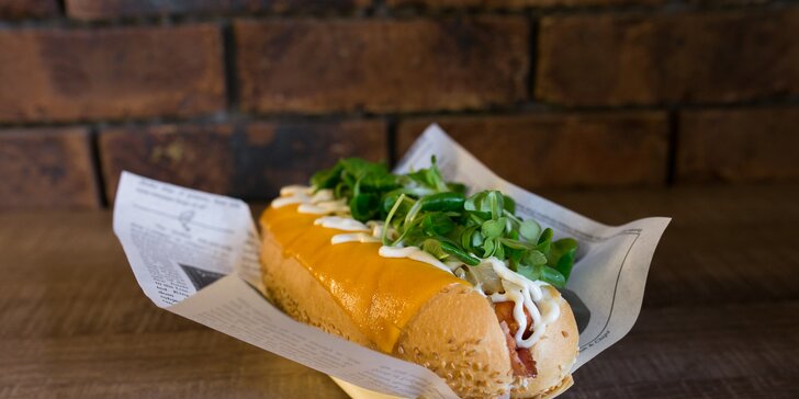 Slaninovo-syrový hotdog alebo hotdog s trhaným bravčovým mäsom s oblohou