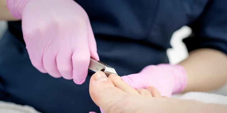 Wellness perličková pedikúra s masážou chodidiel či japonskou manikúrou