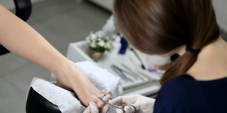 Wellness perličková pedikúra s masážou chodidiel či japonskou manikúrou