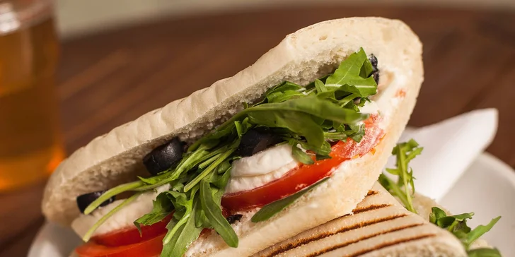 Čerstvé freshe, koláčiky i chrumkavé panini