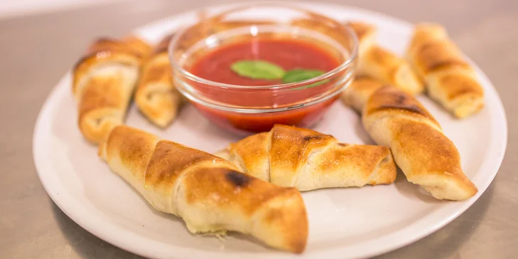 Domáce pizza rožky s omáčkou podľa výberu - aj na donášku