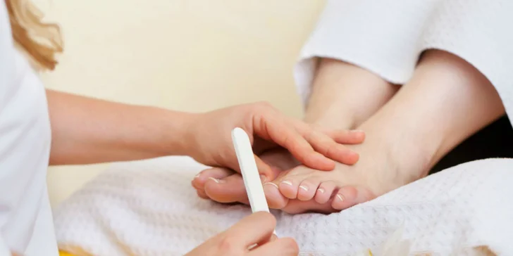 Kompletná mokrá pedikúra v obľúbenom košickom salóne