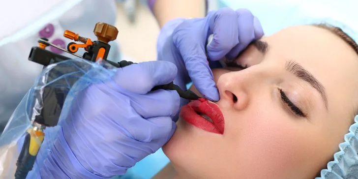 Permanentný make-up obočia alebo pier