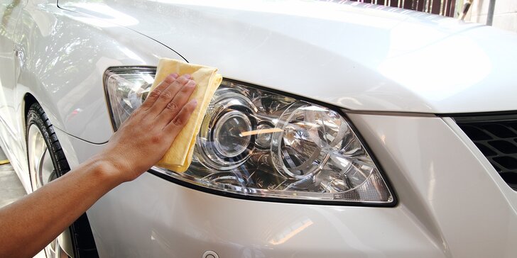 Leštenie svetiel na vozidle s aplikáciou vosku