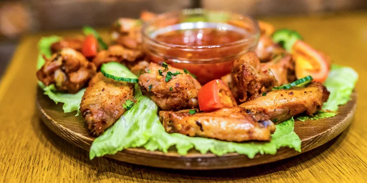 1 kg grilovaných krídielok s chilli omáčkou a čerstvým chlebom