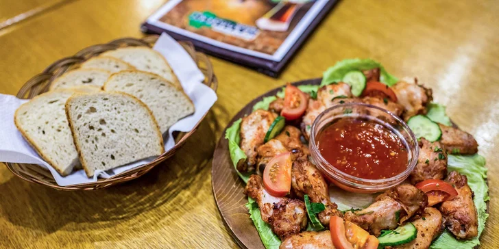 1 kg grilovaných krídielok s chilli omáčkou a čerstvým chlebom