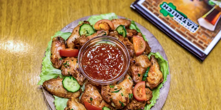 1 kg grilovaných krídielok s chilli omáčkou a čerstvým chlebom