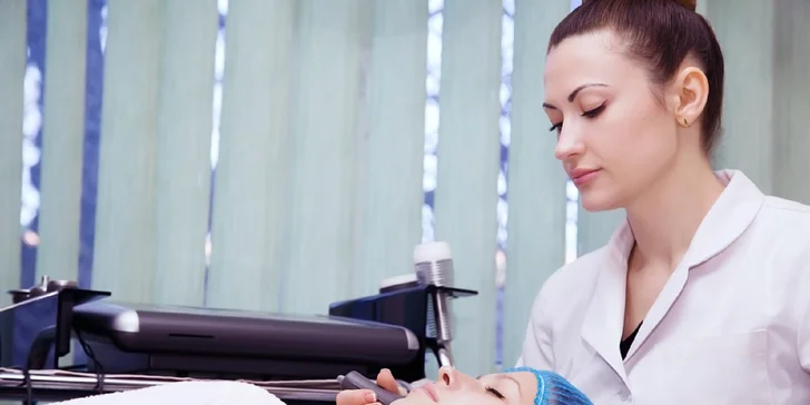 Dermabrázia a hĺbkové čistenie pleti alebo mezoterapia s kyselinou hyalurónovou
