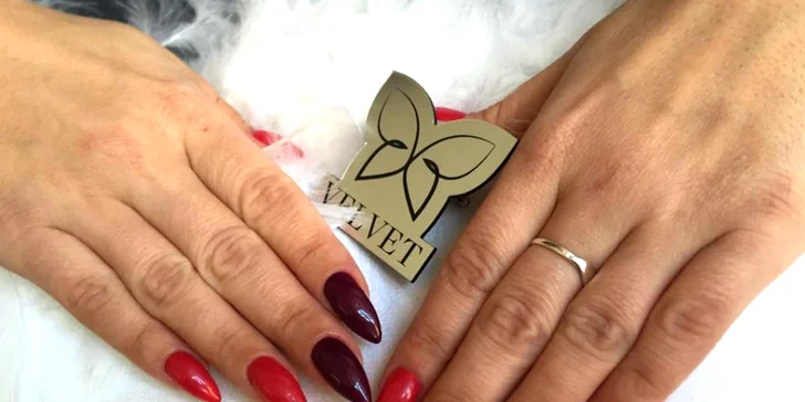 Manikúra s lakovaním radou Vinylux alebo nové gélové nechty