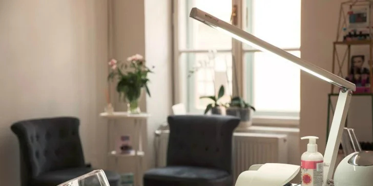 Manikúra s lakovaním radou Vinylux alebo nové gélové nechty