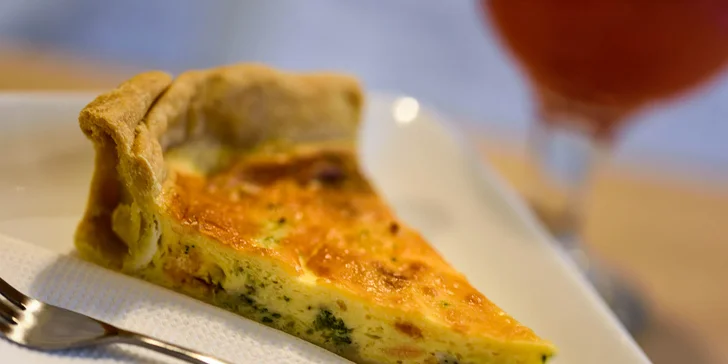 Quiche s čerstvou ovocnou šťavou či kávou